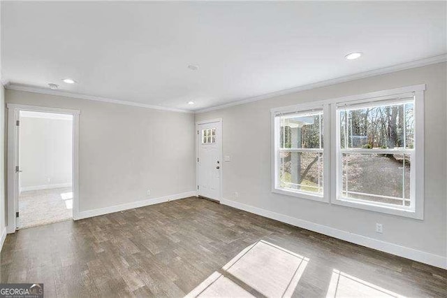 empty room featuring dark wood-style floors, recessed lighting, crown molding, and baseboards