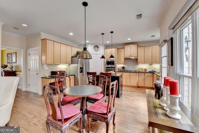 dining room with light wood-style floors, visible vents, crown molding, and recessed lighting