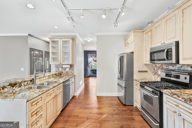 160 Deer Cliff Cv, Lawrenceville, GA 30043 - kitchen featuring a sink, crown molding, light wood-style flooring, and stainless steel appliances