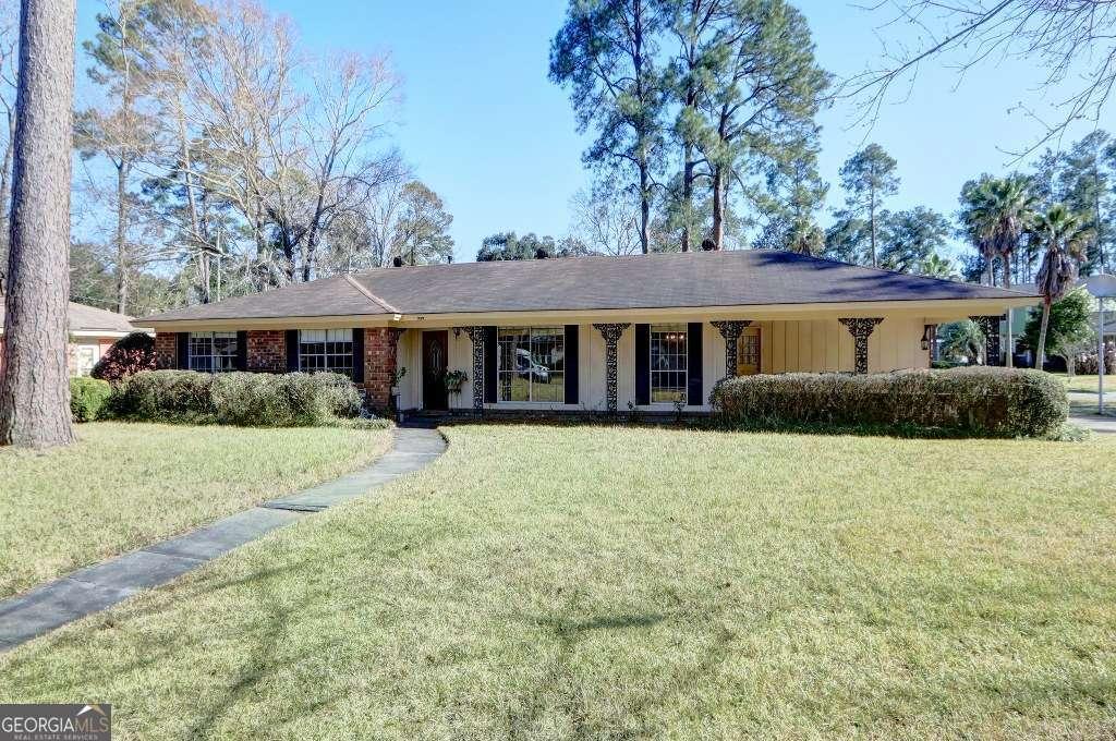 ranch-style home with a front yard