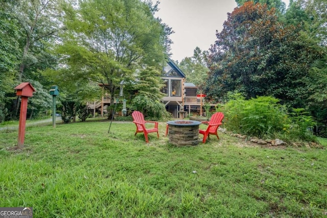 view of yard featuring a fire pit