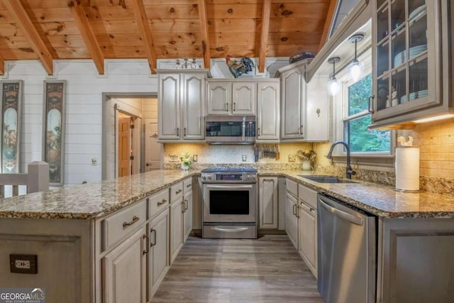 kitchen with stainless steel appliances, backsplash, a sink, wooden ceiling, and a peninsula