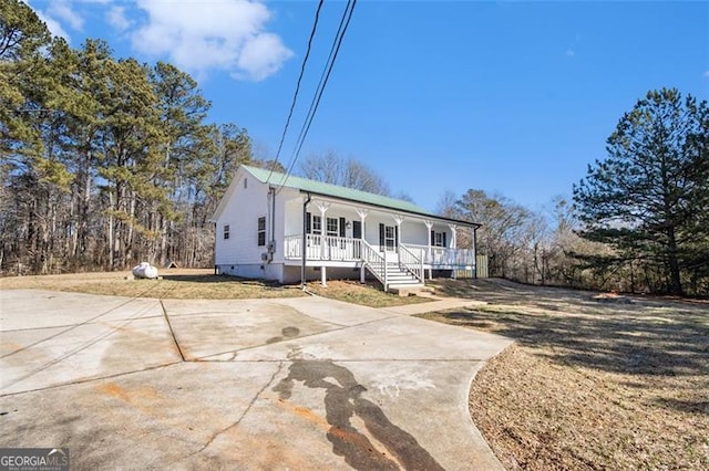 view of front of property featuring a porch