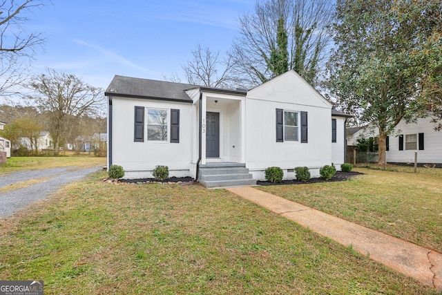 view of front of property featuring crawl space, a shingled roof, and a front yard