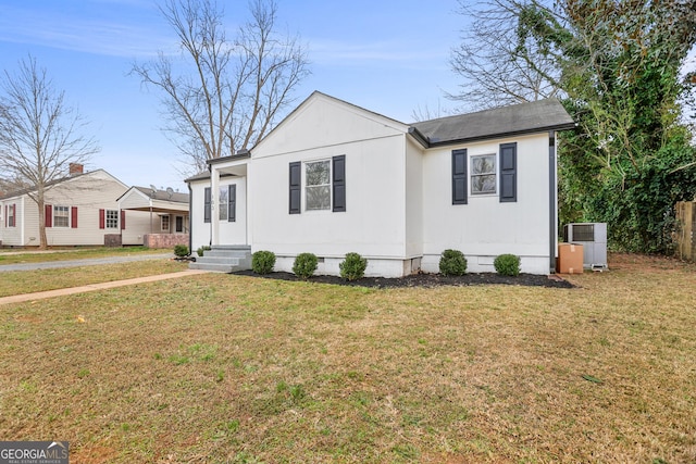 view of front of property featuring crawl space, entry steps, and a front yard