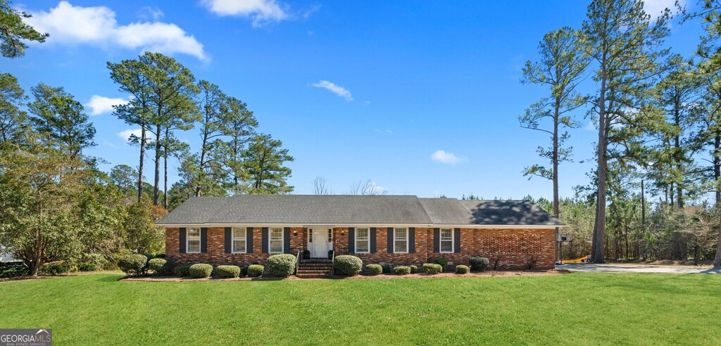 914 Progress Pl, Millen, GA 30442 - single story home featuring brick siding and a front yard