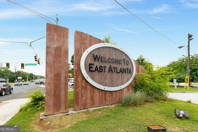 community sign with a yard