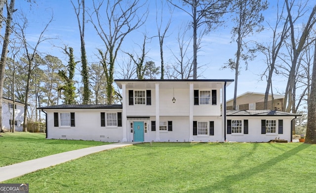 view of front of property featuring crawl space and a front yard