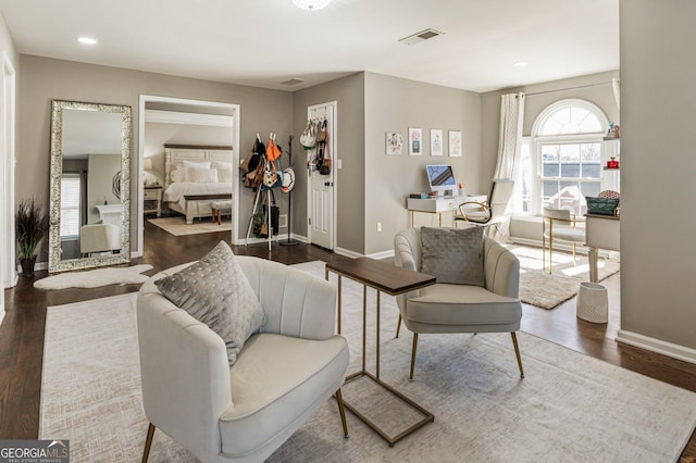 living area featuring recessed lighting, wood finished floors, and baseboards