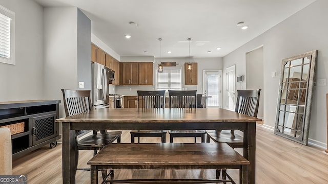 dining area featuring light wood finished floors, recessed lighting, and baseboards