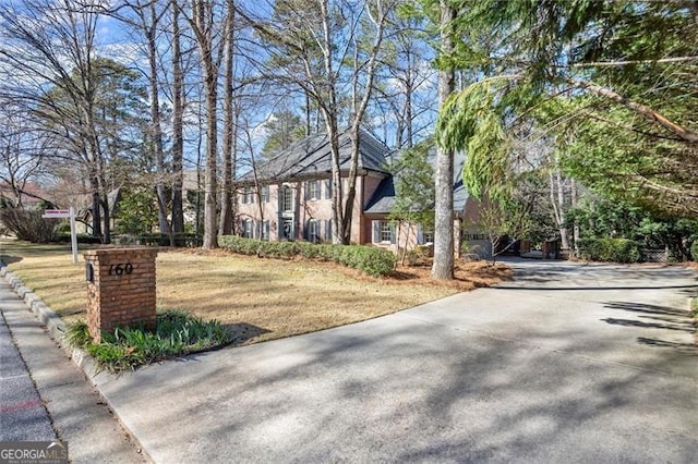 view of front of house with driveway