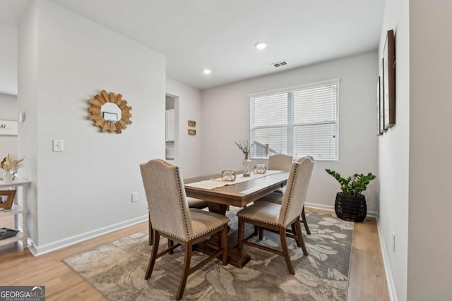 dining room with light wood finished floors, visible vents, baseboards, and recessed lighting