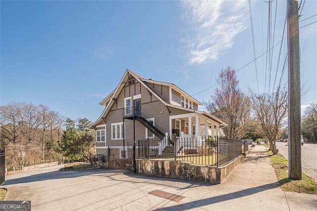 view of front of house featuring a fenced front yard