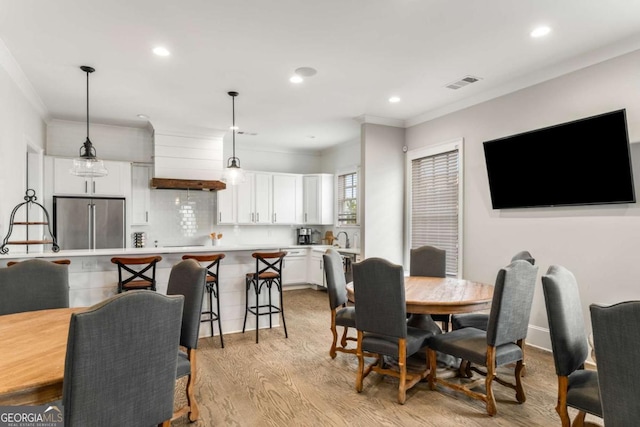 dining space featuring visible vents, recessed lighting, crown molding, and light wood-style floors