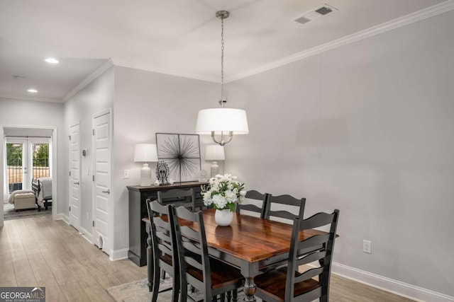 dining room with baseboards, visible vents, recessed lighting, ornamental molding, and light wood-style floors