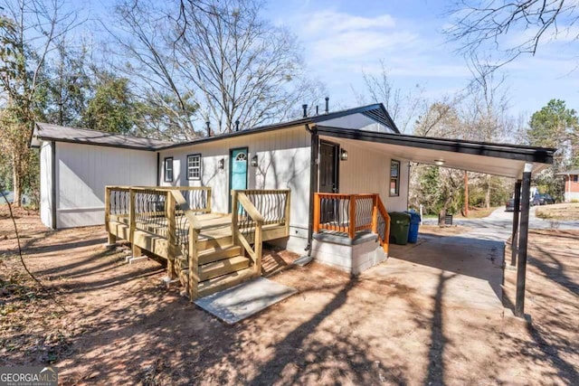 view of front of house with driveway and a carport