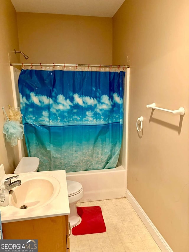 full bath with shower / bath combo, vanity, toilet, and baseboards