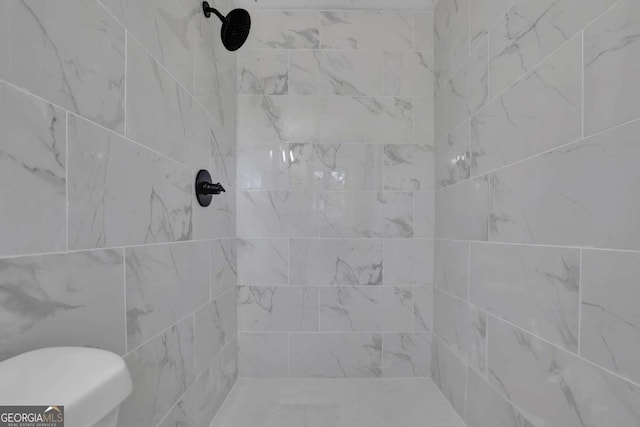 full bath with tiled shower