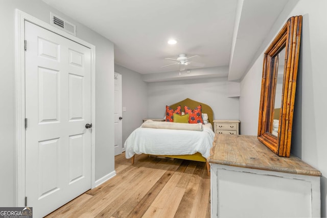 bedroom with ceiling fan, recessed lighting, visible vents, baseboards, and light wood-type flooring