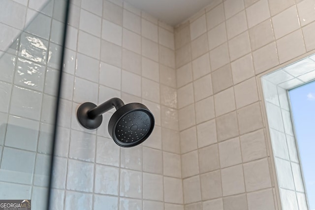 details featuring tiled shower