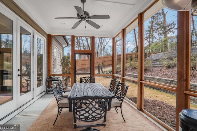 sunroom with ceiling fan