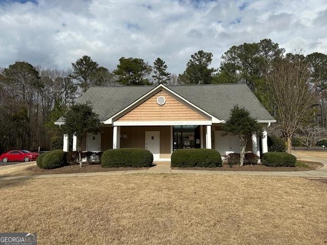 view of front of home with a front lawn