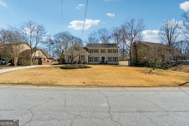 view of front facade featuring a front yard