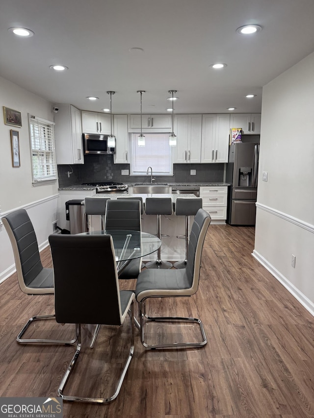 dining space featuring dark wood-style flooring, recessed lighting, and baseboards