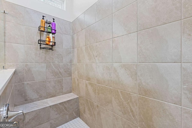 bathroom featuring a tile shower