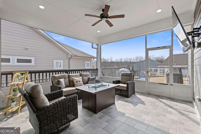 sunroom with ceiling fan