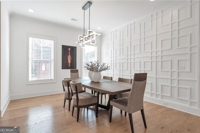 dining space with light wood-style floors, recessed lighting, visible vents, and baseboards