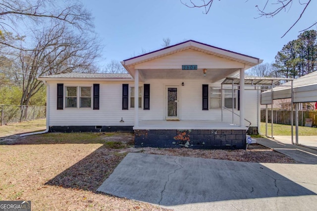 view of front facade featuring a porch, a front lawn, and fence