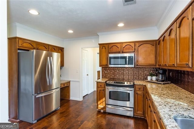 kitchen featuring dark wood-style floors, appliances with stainless steel finishes, and brown cabinetry