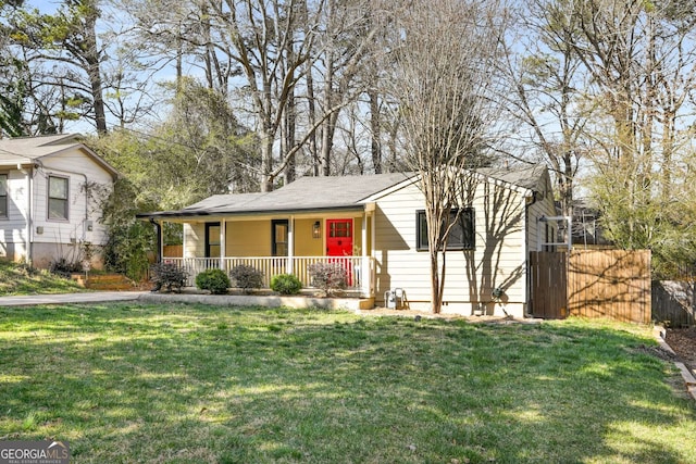 view of front of home featuring fence, a front lawn, and a porch