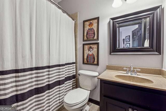 full bathroom featuring toilet, a shower with shower curtain, and vanity