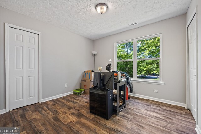 bedroom featuring a textured ceiling and ceiling fan