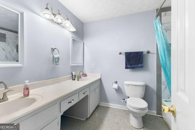 full bathroom featuring a shower with curtain, a sink, toilet, and baseboards