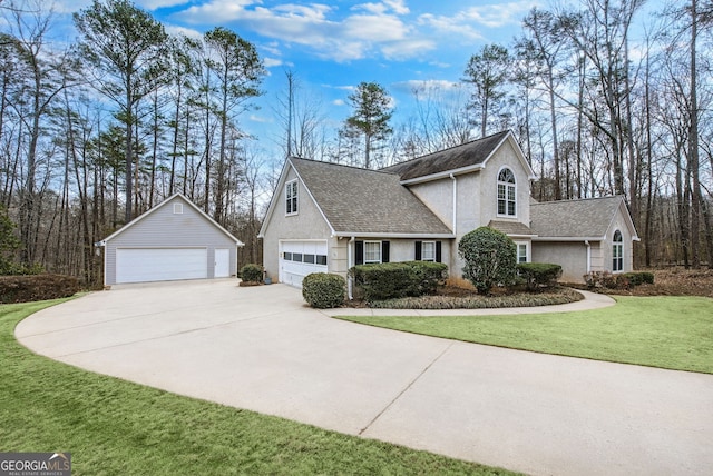 view of front of house featuring a garage, stucco siding, roof with shingles, and a front yard