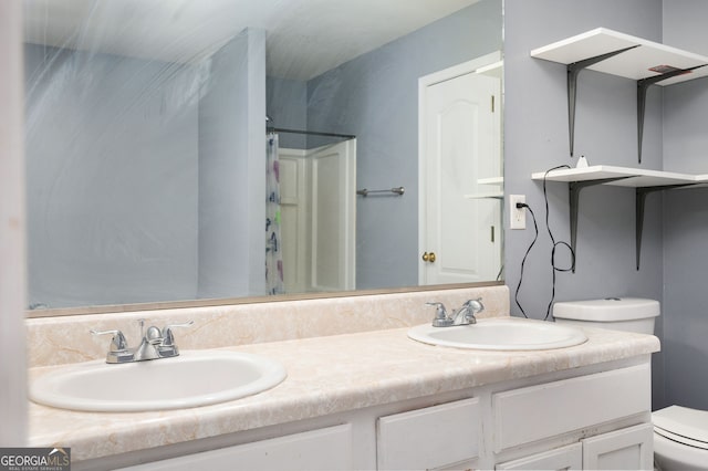 full bath featuring a shower with curtain, double vanity, toilet, and a sink