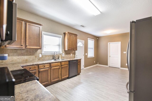 141 Back Cedar Ln, Warner Robins, GA 31093 - kitchen with visible vents, decorative backsplash, light countertops, black appliances, and a sink