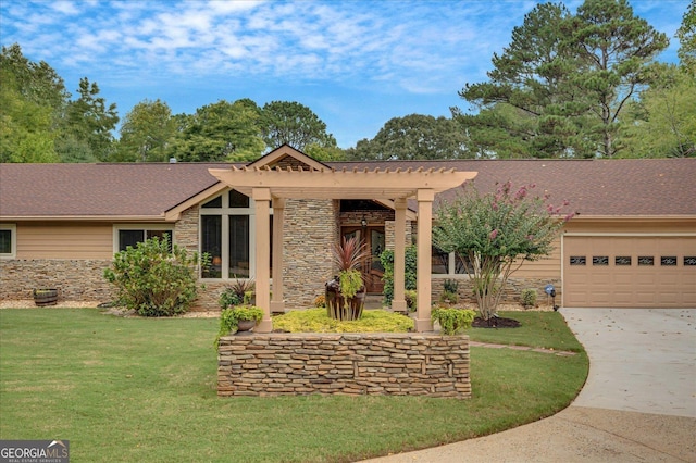 mid-century modern home with driveway, a garage, stone siding, roof with shingles, and a front yard