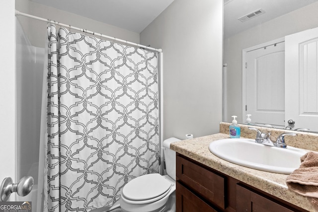 full bathroom featuring toilet, visible vents, a shower with shower curtain, and vanity