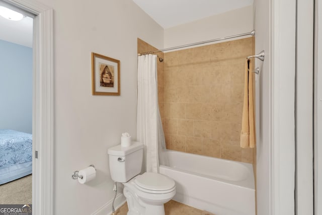 full bathroom featuring shower / tub combo, ensuite bath, toilet, and baseboards