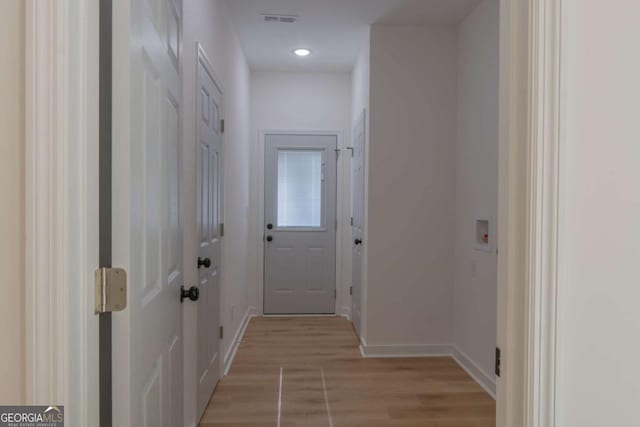 entryway featuring light wood-style flooring, visible vents, and baseboards