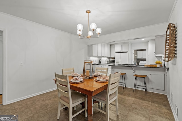 dining space featuring baseboards, crown molding, visible vents, and a notable chandelier