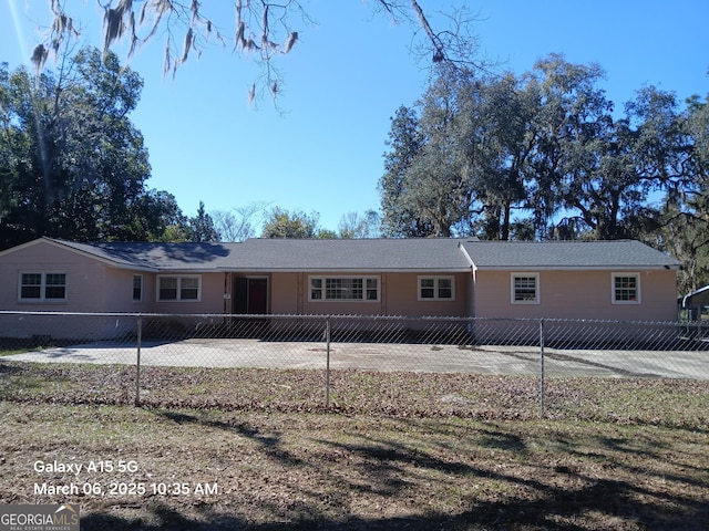 view of front of home with a fenced front yard