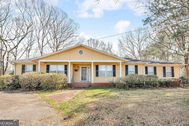 ranch-style home featuring a front lawn