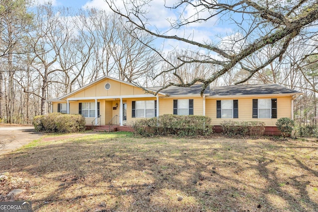 ranch-style home featuring a front lawn