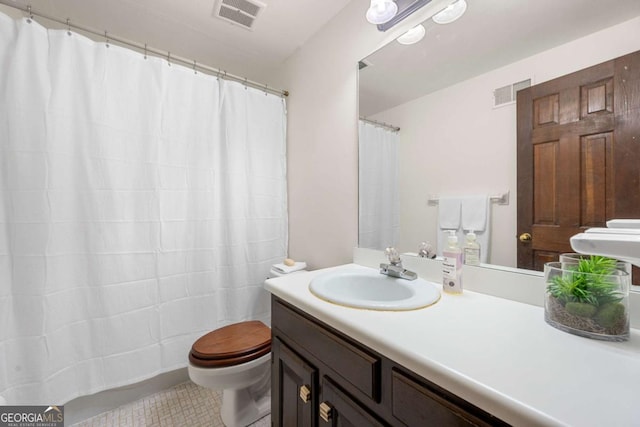 full bath with a shower with curtain, visible vents, vanity, and toilet