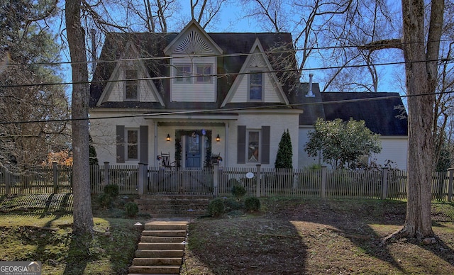 view of front of property featuring a fenced front yard